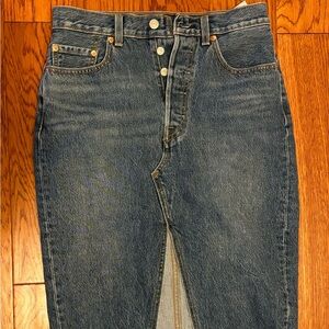 Womens size 27 Levi’s denim skirt EUC